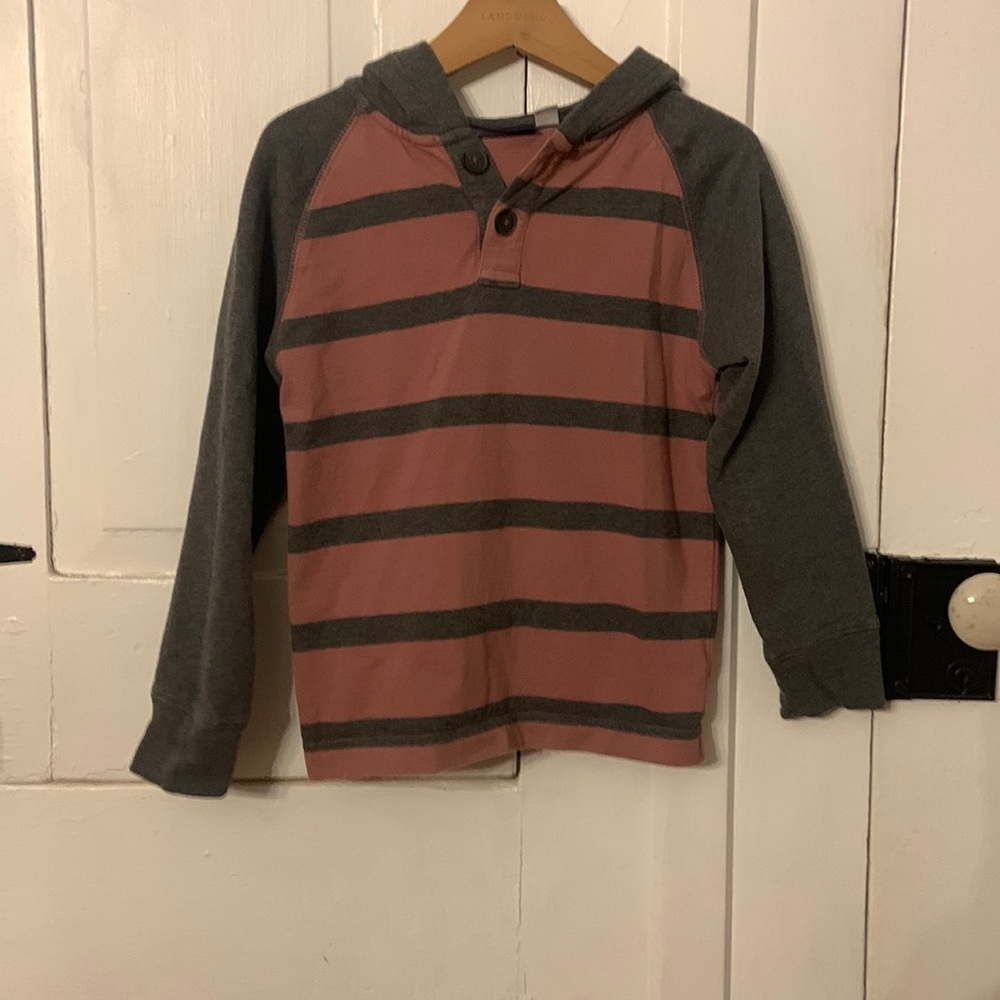 Size 5/6 The Children’s Place boy’s hooded long sleeve shirt.